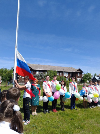 Торжественная линейка, посвященная окончанию учебного года..